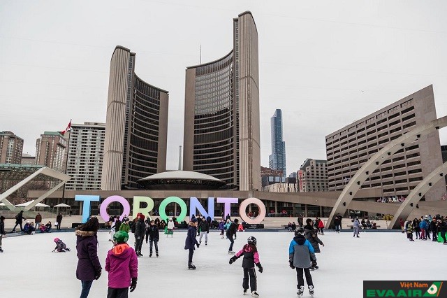 Không khí nhộn nhịp và lung linh mùa Giáng sinh ở Toronto