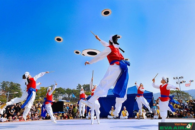 Đây cũng là thời điểm Seoul nổi bật với nhiều hoạt động lễ hội