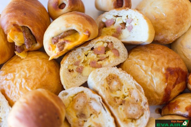 Kolaches nhân mặn thường chứa đầy xúc xích và các loại thịt