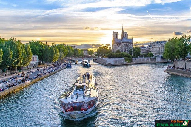 Sông Seine là địa điểm du lịch lãng mạn tại Paris mà bạn không nên bỏ qua