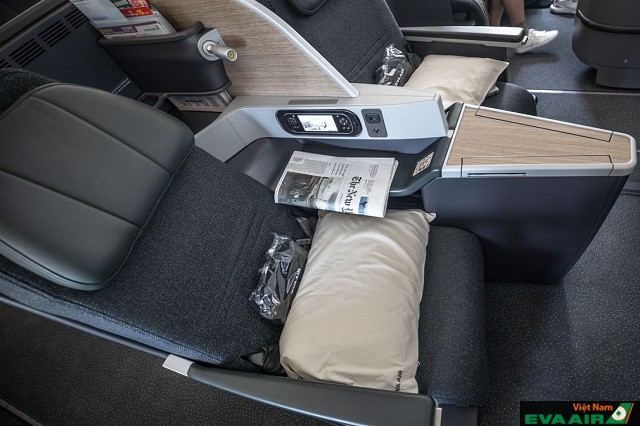 Ổ cắm điện tiện nghi có sẵn trên những hạng ghế cao cấp của EVA Air