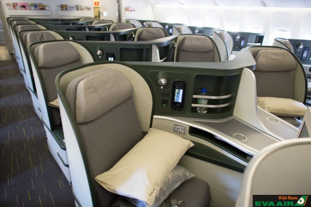 Hạng ghế Premium Laurel Class được thiết kế với chỗ ngồi rộng, theo từng cặp ghế