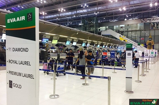 Hành khách có thể kiểm tra hành lý xách tay tại quầy làm thủ tục tại sân bay của EVA Air