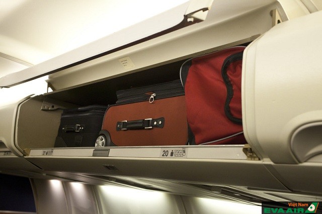 Hành lý để trên khoang đựng vừa đủ để tiếp viên dễ dàng đóng mà không cần dùng lực.