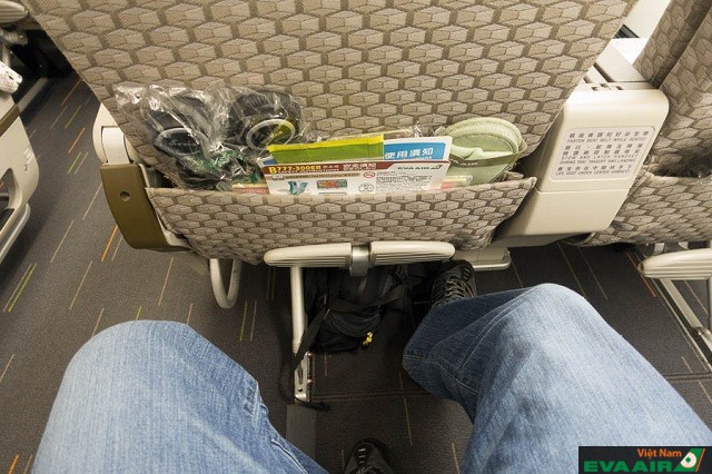 Các vật dụng cá nhân có thể đặt trong túi trước ghế ngồi và không ảnh hưởng tới di chuyển
