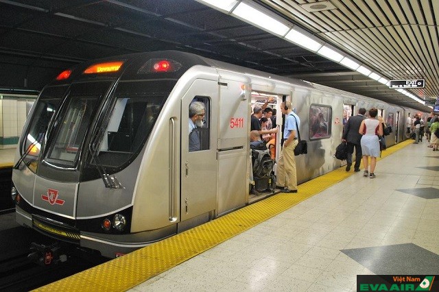 Tàu điện ngầm là một phương tiện phổ biến mà bạn có thể lựa chọn để đi lại ở Toronto