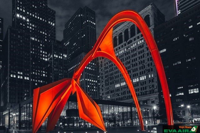 Với màu đỏ nổi bật giữa khung hình đen của các tòa nhà, Flamingo là một trong những điểm tham quan đặc biệt của Chicago