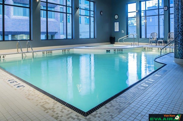 Khu vực bể bơi sang trọng và hiện đại của Hotel BLU