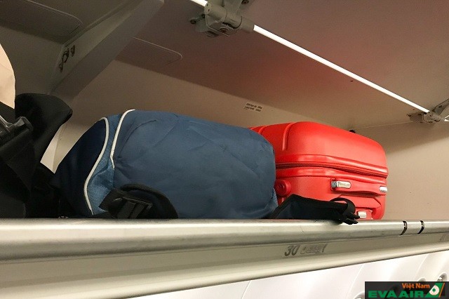 Hành lý xách tay nên đễ gọn gàng và đúng vị trí để không chiếm diện tích chỗ ngồi của mình