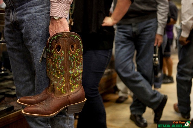 Giày cao bồi Texas là một trong những món đồ địa phương đặc biệt và ý nghĩa mà bạn có thể mua