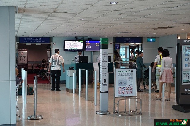 Liên hệ đến quầy thông tin của EVA Air tại sân bay cũng là cách nhanh chóng