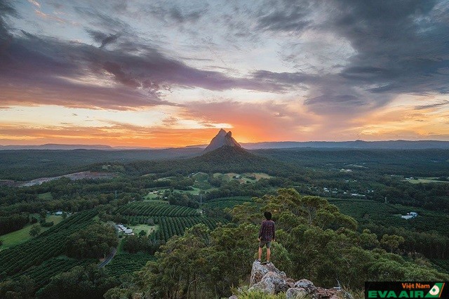 Từ các đỉnh núi trên dãy Glass House Mountain, bạn sẽ được chiêm ngưỡng bức tranh thiên nhiên tuyệt đẹp của Brisbane từ trên cao