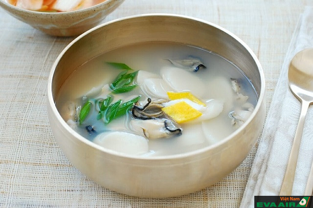 Tteokguk là món súp bánh gạo đặc biệt của ngày Tết với mong muốn cho năm mới giàu sang, thịnh vượng