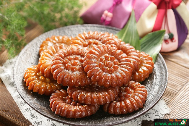 Bánh Yakgwa thường có hình dáng vô cùng xinh xắn cùng hương thơm hấp dẫn và vị bánh ngọt ngào