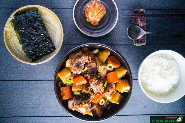 Kể cả trong những ngày thường hay dịp lễ tết đầu năm, Galbi Jjim luôn là món ăn được du khách đặc biệt yêu thích khi đến Hàn Quốc