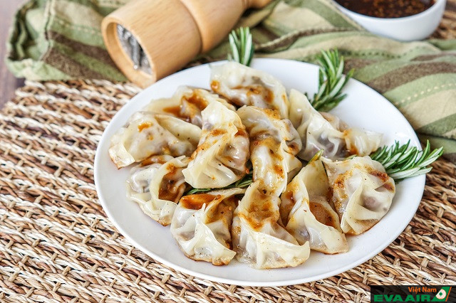 Bánh bao dumpling có hình dáng giống thỏi vàng, tượng trưng cho may mắn về tiền của