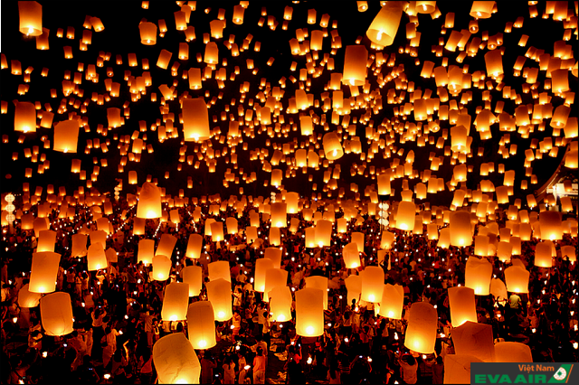 Một trong những hoạt động đặc sắc nhất lễ hội là thắp và thả đèn hoa đăng