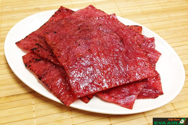 Thịt khô bak kwa có hương vị thơm ngon, là món ăn vặt không thể thiếu trong dịp tết ở Singapore