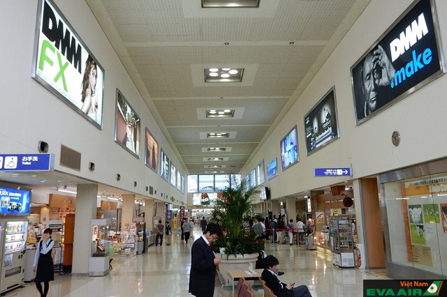 Khu vực ăn uống và mua sắm tại sân bay là nơi du khách có thể thư giãn hoặc lựa shopping trong lúc chờ chuyến bay