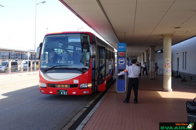 Hệ thống xe bus luôn có sẵn tại sân bay giúp kết nối Komatsu Airport và trung tâm thành phố
