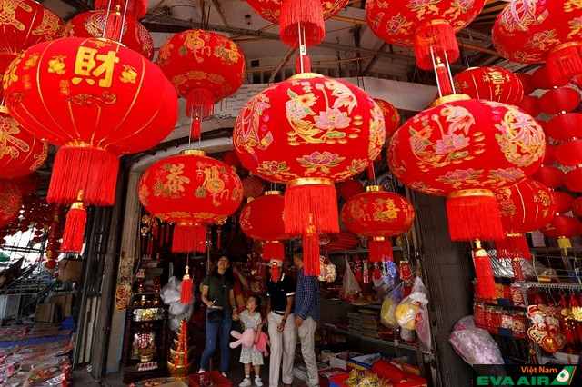 Đồ trang trí màu đỏ được sử dụng để trang trí vào ngày Tết ở Trung Quốc