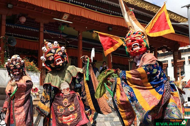 Có nhiều sự kiện cộng đồng được tổ chức vào ngày Losar ở Tây Tạng