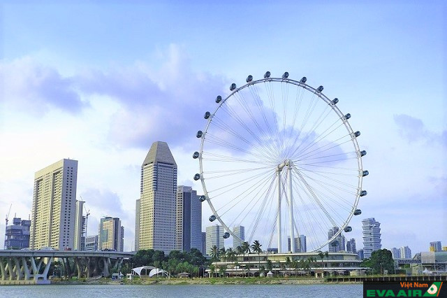 Hãy thử ngồi trên vòng quay Singapore Flyer để ngắm cảnh thành phố ở một góc độ khác nhé