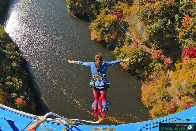Bạn có thể chơi bungee jump từ cầu Ryujin để có thêm trải nghiệm đáng nhớ