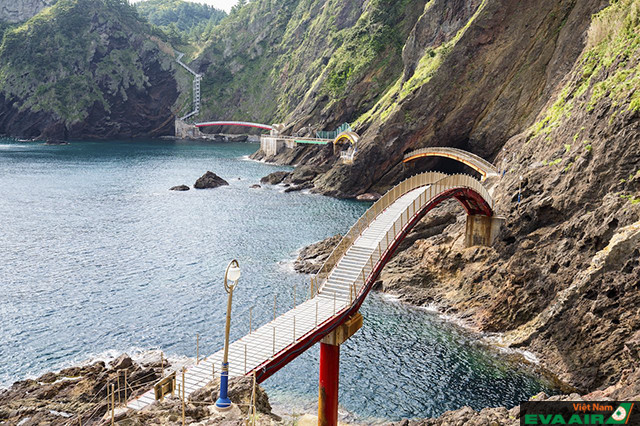 Cây cầu bắt qua vách núi cheo leo là điểm thu hút du khách nhất ở đảo Ulleungdo