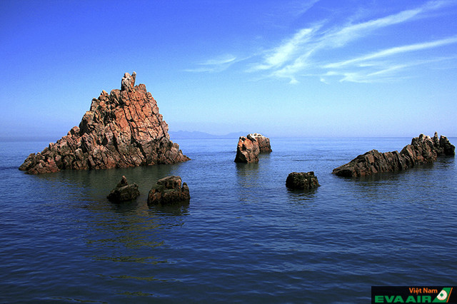 Những khối đá nhấp nhô giũa biển là điểm nổi bật, thu hút các nhiếp ảnh gia đến Hongdo