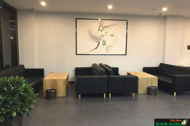 Một phần của khu vực phòng chờ bên trong sân bay
