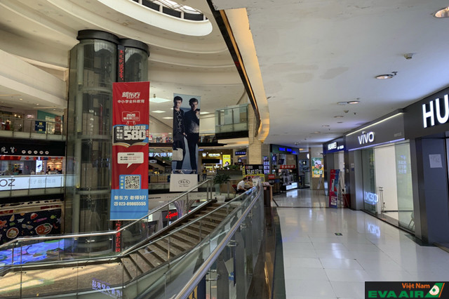Khu vực mua sắm bên trong nhà ga của sân bay Giang Bắc