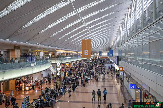 Không gian ở sân bay quốc tế Haneda luôn đông đúc và nhộn nhịp