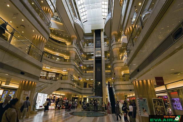 Khu vực mua sắm ở sân bay quốc tế Haneda rộng lớn như một trung tâm thương mại