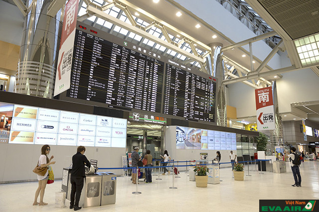 Sân bay thiết kế bảng thông báo lớn giúp du khách dễ dàng nhìn thấy thông tin các chuyến bay
