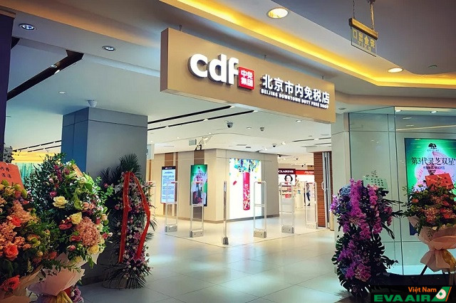 Khu vực mua sắm tại sân bay ở Quảng Châu với nhiều mặt hàng miễn thuế giá rẻ