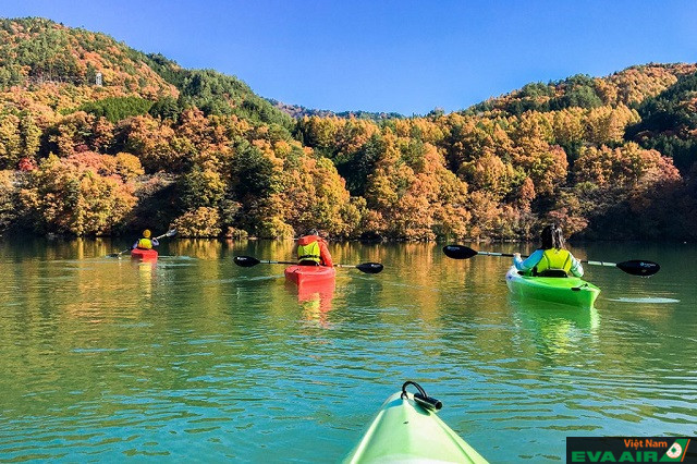 Chèo thuyền kayak dọc theo hồ Ontake là trải nghiệm vô cùng thú vị dành cho các tín đồ du lịch