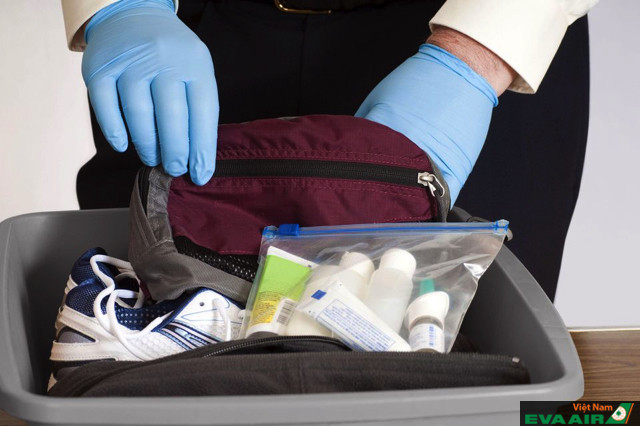 Các loại chất khử trùng khi mang lên máy bay phải còn nhãn mác rõ ràng để nhân viên an ninh kiểm tra