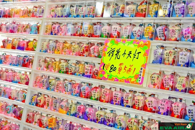 Bạn có thể chọn mua những chiếc đèn lồng nhỏ ở Đài Loan về làm quà