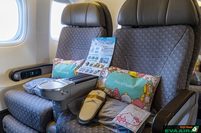 Ghế ngồi hạng Business Class trên máy bay Hello Kitty của EVA Air