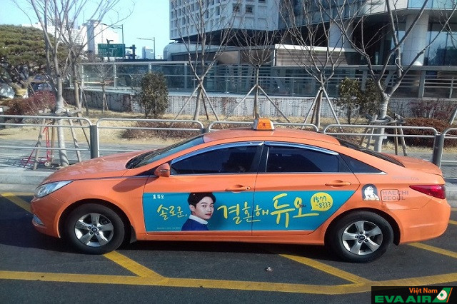 Taxi cũng là phương tiện phổ biến mà bạn có thể chọn khi du lịch tại Hàn Quốc