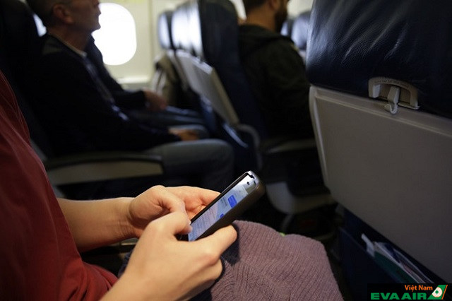 Bạn không nên sử dụng điện thoại trên chuyến bay vì nó rất dễ dẫn đến tình trạng nhiễu sóng và gây nguy hiểm cho máy bay