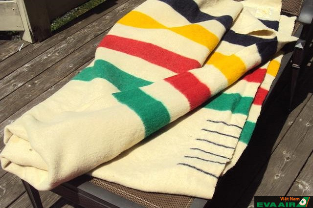 Hudson’s Bay Blanket là những chiếc khăn đặc trưng của Canada