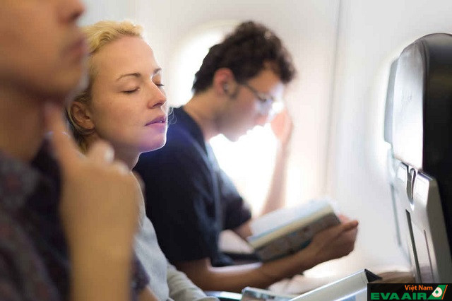 Hãy thư giãn nhẹ nhàng trên chuyến bay để không cảm thấy lo lắng