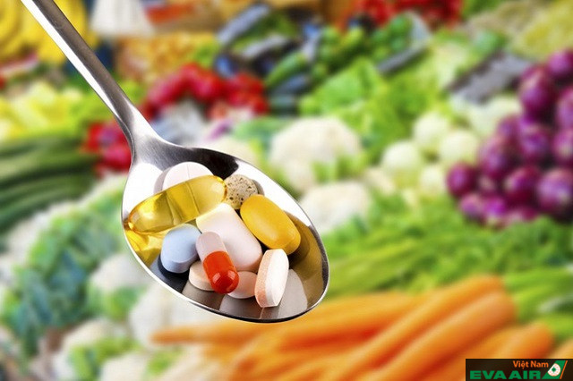Bạn nên tăng cường uống các loại vitamin để tăng sức đề kháng cho cơ thể, giảm đau ốm trên chuyến bay đường dài