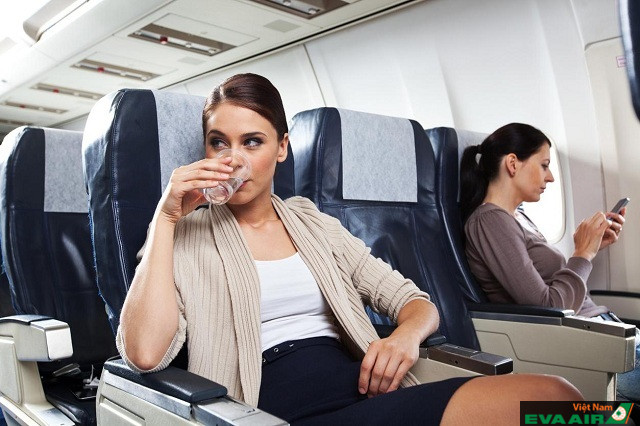 Bạn nên uống nước thường xuyên trên chuyến bay để da không bị khô và ít nổi mụn hơn