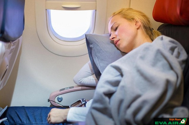 Hãy mang theo cho mình chiếc gối, chăn mỏng để thư giãn và ngủ một giấc thật thoải mái trên chuyến bay