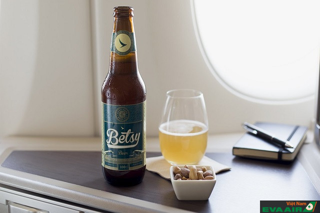 Hành khách không nên uống những đồ uống có cồn trên chuyến bay đường dài, vì dễ dẫn đến tình trạng mất nước và kích thích bàng quang