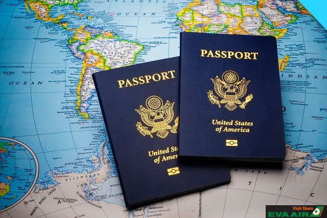 Tại khu vực xuất nhập cảnh, hành khách cần xuất trình hộ chiếu/visa để được hải quan xem xét và đóng dấu