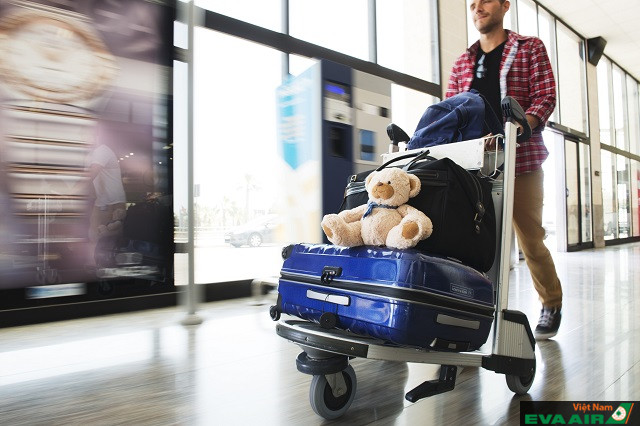 Nếu đến muộn khi quầy làm thủ tục đã đóng, hãy nhanh chóng liên hệ cho nhân viên EVA Air để được giúp đỡ